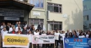 SAĞLIK ÇALIŞANLARI ALDIKLARI ÜCRETLERİ PROTESTO ETTİLER