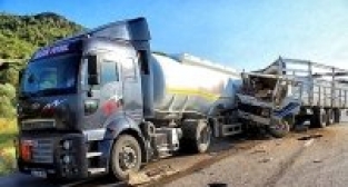 AKARYAKIT TIR'IYLA KAMYON ÇARPIŞTI!