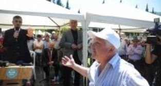 VALİ ERDOĞAN BEKTAŞ SOMA'DA KONUŞURKEN GERGİNLİK YAŞANDI