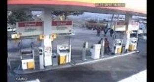 TRAFİK KAZASI GÜVENLİK KAMERALARINA TAKILDI