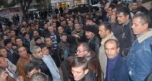 İŞTEN ÇIKARILAN İŞÇİLER İSYANDA