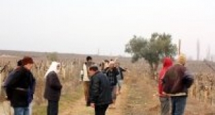 KÖYLÜLER BELEDİYE İŞÇİLERİNİ TARTAKLADI