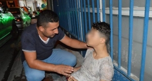 UYUŞTURUCU KULLANAN İKİ GENÇ SOKAK ORTASINDA BAYILINCA SUYLA AYILTMAYA ÇALIŞTILAR