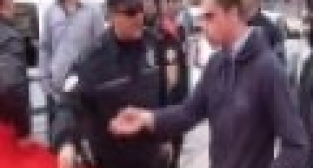 Polisle Vatandaşın Bayrak Diyaloğu