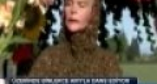 Binlerce arı ile dans ediyor