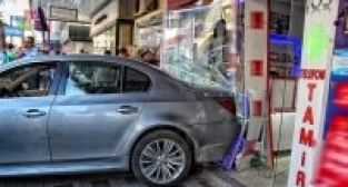 LÜKS OTOMOBİLLE DÜKKANA GİRDİ