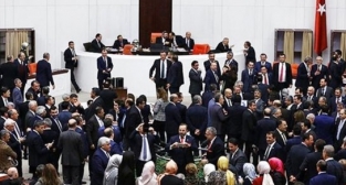 CHP Meclis kürsüsünü işgal etti meclis karıştı