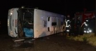 SERVİS ARACI DEVRİLDİ 1 ÖLÜ 11 YARALI