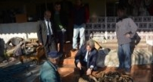 YAŞLI ADAM VE AİLESİNE YUNUSEMRE BELEDİYESİ SAHİP ÇIKTI