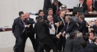 MECLİS'TE KAVGA BU KEZ YUMRUĞU YİYEN MANİSA CHP MİLLETVEKİLİ HASAN ÖREN OLDU