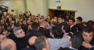 BÜYÜKŞEHİR MECLİSİNDE YUMRUKLAR KONUŞTU