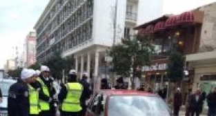 Trafik cezası yazılınca otomobilin camlarını kırdı