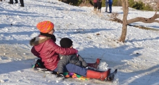 Karla kaplı Spil'e ziyaretçi akını