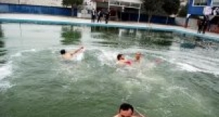 SARIKAMIŞ ŞEHİTLERİ İÇİN HAVUZA GİRİP, BAYRAK AÇTI