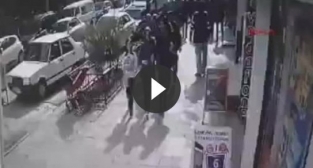 Bebek arabası çalan kadın kamerada