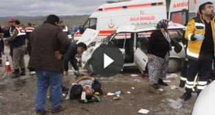 Kavşakta kamyonet ile otomobil çarpıştı: 6 yaralı