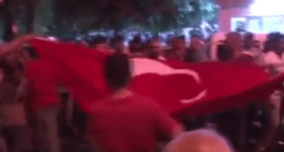 TEHLİKELİ GERGİNLİK! TÜRK BAYRAĞINI ALMAYA ÇALIŞTILAR!