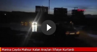 Çayda mahsur kalan araçları itfaiye kurtardı