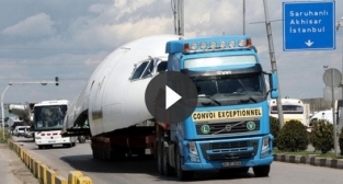 Dev kargo uçağı kara yolunda TIR'larla taşındı