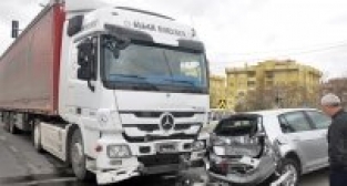 KIRMIZI IŞIKTA DURAN OTOMOBİLE TIR ÇARPTI