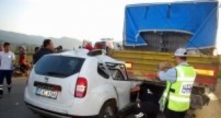 Otomobil, TIR'ın altına girdi: 1 ölü,1 yaralı