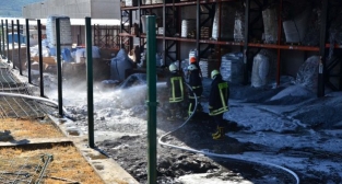 MANİSA'DA FABRİKA CAYIR CAYIR YANDI