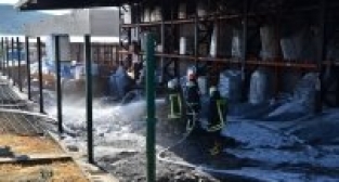 MANİSA'DA FABRİKA CAYIR CAYIR YANDI