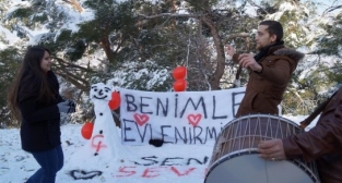 Manisa'nın zirvesinde evlenme teklifi