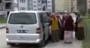 AK PARTİLİLER ERZAK DAĞITIRKEN KAMERALARA YAKALANDI