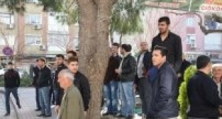 MANİSA'DA İRANLI MÜLTECİLER KURAN-I KERİM YAKTILAR