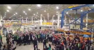 Fabrika işçileri yasağa rağmen grev yapıyorlar