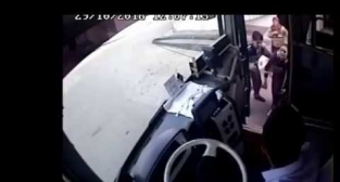 Kalp krizi geçiren kadını halk otobüsü şoförü hastaneye yetiştirdi