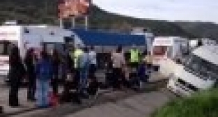 MANİSA'DA TRAFİK KAZASI: 19 YARALI