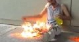 Belediyeyi protesto eden işçi kendini yaktı