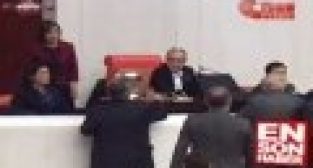 CHP'li ve MHP'li vekiller Meclis kürsüsünü işgal etti