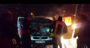 Seyir halindeki minibüs alev alev yandı