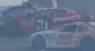 Speedway'de araçlar seyirciye daldı