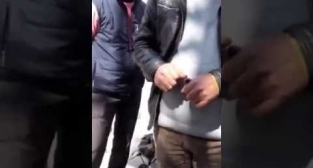 Yunusemre zabıtası HAYIR broşürü dağıtan kadınlara fiziki müdahalede bulundu