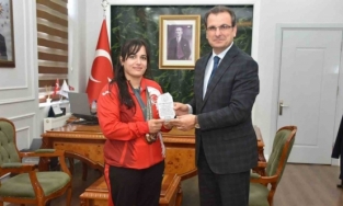 Olimpiyat madalyalı judocuya Kaymakam Güldoğan’dan plaket