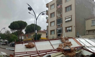 Fırtına çatıyı uçurdu, facianın eşiğinden dönüldü