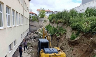 Selendi’de çöken okul duvarında yapım çalışmaları başladı