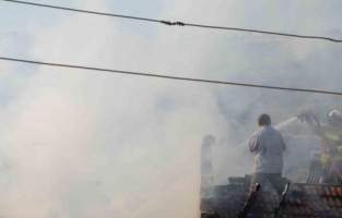 Demirci’de çıkan yangında bir ev kullanılamaz hale geldi