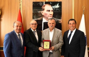 Hemşehri Derneklerinden Başkan Balaban’a anlamlı plaket