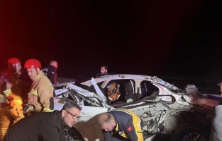 Kamyonete arkadan çarpan otomobil hurda yığınına döndü: 1 ölü, 2 yaralı