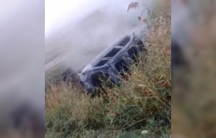 Manisa’da takla atan otomobil alev aldı: Sürücü yara almadan kurtuldu