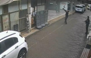 Manisa’da yürekleri ısıtan anlar: Yüksekten düşen kediyi polis yakaladı