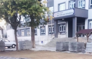 Okul bahçesine parke döşenmeye başladı