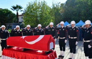 Şehit polis memuru görev yaptığı ilçeden uğurlandı