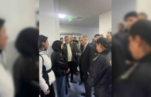 Vali Özkan yaralı polis memuru Hatice Ünal’ı hastanede ziyaret etti