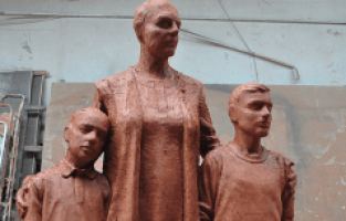 Acıları Heykel Oldu